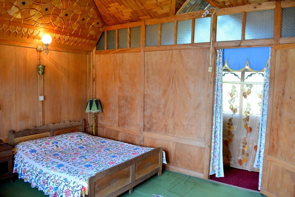 Hotel Kings Houseboats Srīnagar Zimmer foto