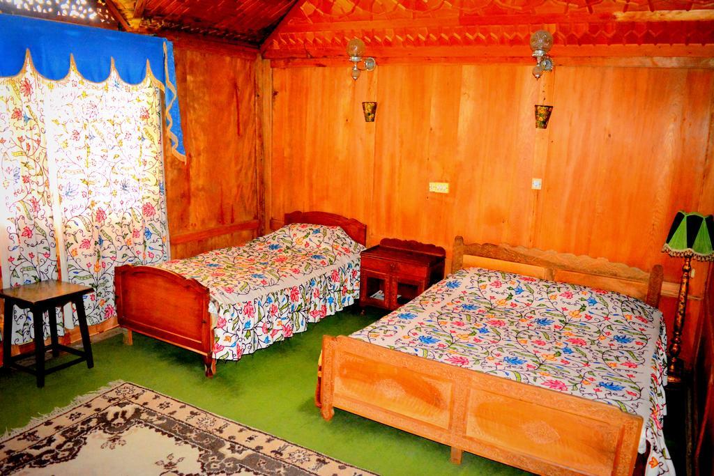 Hotel Kings Houseboats Srīnagar Zimmer foto
